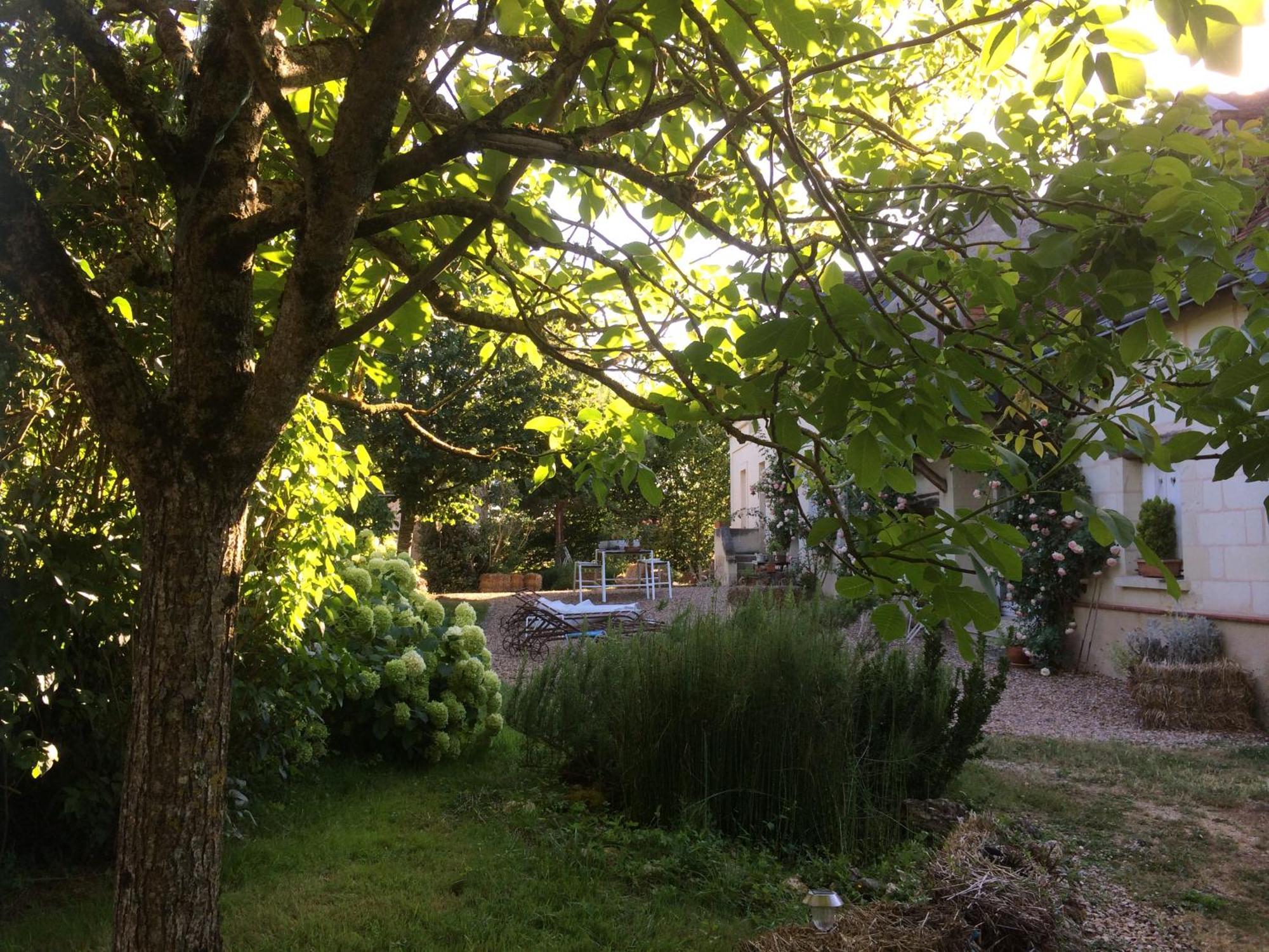 Une Maison, Un Jardin Berthenay Экстерьер фото