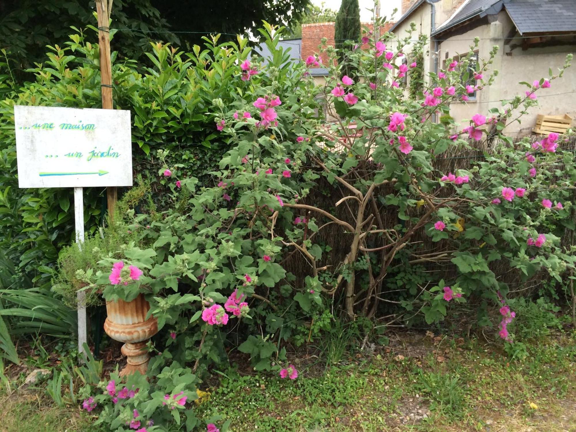 Une Maison, Un Jardin Berthenay Экстерьер фото